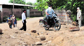 The dilapidated road connecting Dashmesh Nagar and Digiana.
