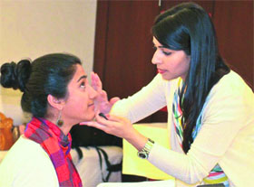 Make up artist Saba Shafi during a worskshop .