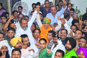 Members of the Youth Congress hold a protest against the government at the Mini-Secretariat in Ludhiana on Friday
