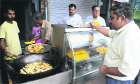 Customers feel pakodas prepared at Kane Samosawalas shop are among the best in the city.