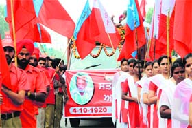 CPI workers on way to cremate Communist leader Satya Pal Dang in Amritsar on Sunday