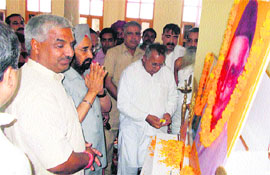 Haryana Finance Minister Harmohinder Singh Chattha (second from left) and others pay homage to veteran journalist Devi Dyal Nanha on his 16th death anniversary on the premises of Nangliwali Kutia, Rajender Nagar, on Sunday.