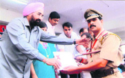 Haryana Finance Minister Harmohinder Singh Chattha (extreme left) honours Sub-Inspector Ashok Kumar Verma at Karana Stadium, Karnal. 