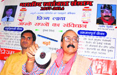 Prism party candidate Lawan Thakur shows a CD to the media in Mandi on Monday. Photo: Jai Kumar 