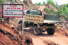 A tipper truck without indicators plies on the Jammu-Srinagar highway posing danger to other vehicles.