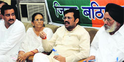 Punjab BJP chief Kamal Sharma (centre) at a party meeting in Bathinda on Tuesday. A Tribune photo