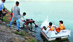 Volunteers of the NGO Sahara Jan Sewa try to fish out bodies from a Guru Nanak Dev Thermal Plant lake in Bathinda on Wednesday