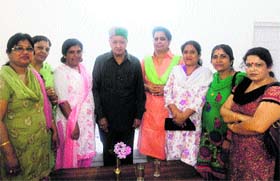 Chief Minister Virbhadra Singh with Mahila Congress workers in Mandi