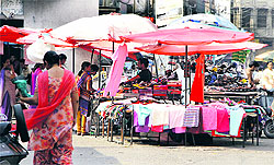Garment sellers have encroached upon the road in Jalandhar