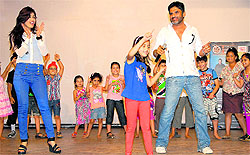 Actors Yuvika Chaudhary and Suniel Shetty with children at LPU for the promotion of their upcoming film 'Enemmy' near Jalandhar on Wednesday