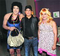 role reversal:  (L-R) Vindoo Dara Singh, Sunil Agnihotri 