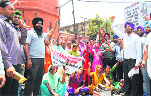 Members of the Rural Health Veterinary United Front protest against the Punjab government at Hall Gate in Amritsar on Thursday. 