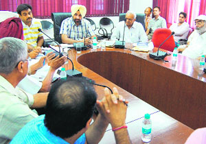 District health officials with retail traders in Amritsar.  