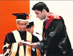 President Pranab Mukherjee presents the Vice-Chancellors medal for the Best Male Student to Saravjeet Singh at National Law University, Delhi.