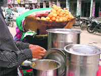 A roadside vendor sells golgappas without wearing gloves in Ludhiana. Photo: Inderjeet Verma