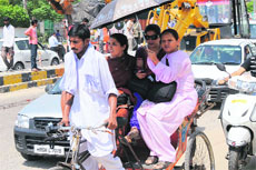 Women shield themselves against scorching sun in Bathinda. 