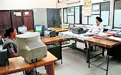 Clerical staff while away time at Ludhiana Mini-Secretariat