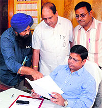 Charanjit Singh Gill submits a memorandum to MC Commissioner Rakesh Kumar in Ludhiana on Friday