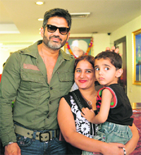 Suniel Shetty poses with a fan 