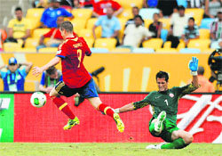Spain's Fernando Torres, left, scores his side's third goal past Tahiti's Mikael Roche during the soccer Confederations Cup group B match at Maracana stadium in Rio de Janeiro on Thursday. 