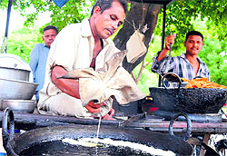 Shravan Kumar prepares jalebis at his rehri in Bathinda