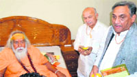 Union Home Minister Sushil Kumar Shinde along with Uttarakhand Chief Minister Vijay Bahuguna seeks the blessings of Guru Shankaracharya Swaroopanand Saraswati at his Kankhal-based ashram in Haridwar on Saturday. Tribune photo: Rameshwar Gaur