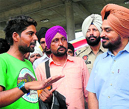 NRI Baltej Singh (in pink shirt) and Jagjit Singh (in green T-shirt) share their horrifying experiance with the Mohali Deputy Commissioner