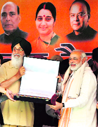 Punjab CM Parkash Singh Badal & Gujarat CM Narendra Modi at Madhopur in Punjab on Sunday.