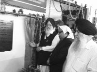Avtar Singh Makkar, SGPC president, inaugurates a new branch of the State Bank of Patiala at Guru Granth Sahib World University in Fatehgarh Sahib. Photo: Surinder Bhardwaj