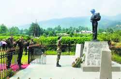 Soldiers lay a wreath at the memorial of martyr Naib Subedar Chuni Lal on his deah anniversary in Batote on Sunday . A Tribune photograph