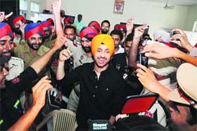 Punjabi singer-turned-actor Diljit Dosanjh obliges his fans in khakhi during a visit to the Police Lines to promote his upcoming movie Jatt & Juliet 2, in Bathinda on Tuesday