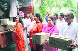 Punjab Parliamentary Secretary Navjot Kaur Sidhu along with Sadhvi Bhagwati offload in Rishikesh on Tuesday the relief material she brought in six trucks from Punjab. Tribune photo: Rameshwar Gaur