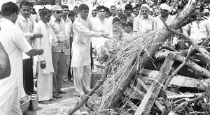 People pay tributes before the funeral  of freedom fighter Bhaktawar Singh in Kutabpur village of Kaithal district on Tuesday. 
