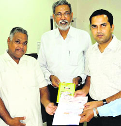 Office-bearers of the Clapping and Laughing Club, Rose Garden, hand over a cheque of Rs 1.32 lakh to the Deputy Commissioner for the Uttarakhand Relief Fund, in Bathinda on Thursday.