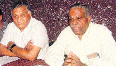 Former Army chief, General VK Singh (left), and MG Devasahayam, a former bureaucrat, who is heading an anti-nuclear power campaign at Koodankulam, address mediapersons in Fatehabad on Thursday. A Tribune photo
