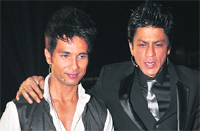 Shahid Kapoor and Shah Rukh Khan (R)