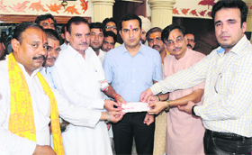 Members of the Bhagwan Parshuram Karamkandi Brahaman Sabha hand over a cheque for contribution in the Uttrakhand Relief Fund to Deputy Commissioner KK Yadav in Bathinda on Friday.