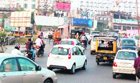 Traffic chaos at Bhandari bridge causes a great deal of inconvenience to commuters in Amritsar
