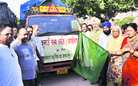 BJP councillor Hira Negi and members of the Kumaon Sabha flag off relief material for Uttarakhand victims.