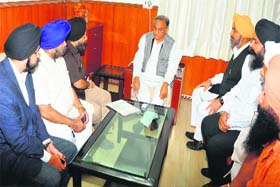 A delegation of DelhI Gurdwara Prabhandak Committee members meets Uttarakhand Chief Minister Vijay Bahuguna in Dehradun on Saturday
