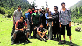 The 16-member team of young Rajouri trekkers.