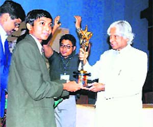 Sushant Patnaik receives the Young Innovator Award from Dr APJ Abdul Kalam. He has 10 inventions to his name. The voice-operated wheelchair is a boon for the disabled