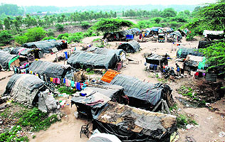 Shanties and houses on the banks of the Ghaggar