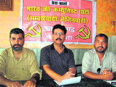 Rajiender Partholi (centre), state secretary of the CPI (ML), addresses a press conference in Dehradun on Sunday. 