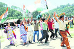 Congress workers dance with joy