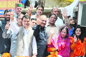 Pratibha Singh (2nd from right) with daughter Aprajita, son Vikramaditya (extreme left) and other senior leaders at a victory rally in Mandi on Sunday.