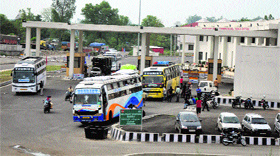 The authorities are yet to streamline operations at the toll plaza in Lakhanpur in Jammu.