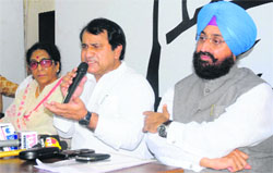 AICC general secretary Shakeel Ahmed (left) and PPCC president Partap Singh Bajwa at a press conference in Chandigarh on Sunday.