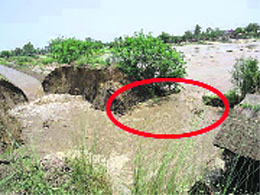 The breach in the Sunam distributary at Sangatpura village near Lehragaga. 
