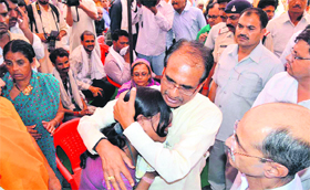 Madhya Pradesh Chief Minister Shiv Raj Chauhan embraces a rescued pilgrim from his home state at Shantikunj in Haridwar on Monday.